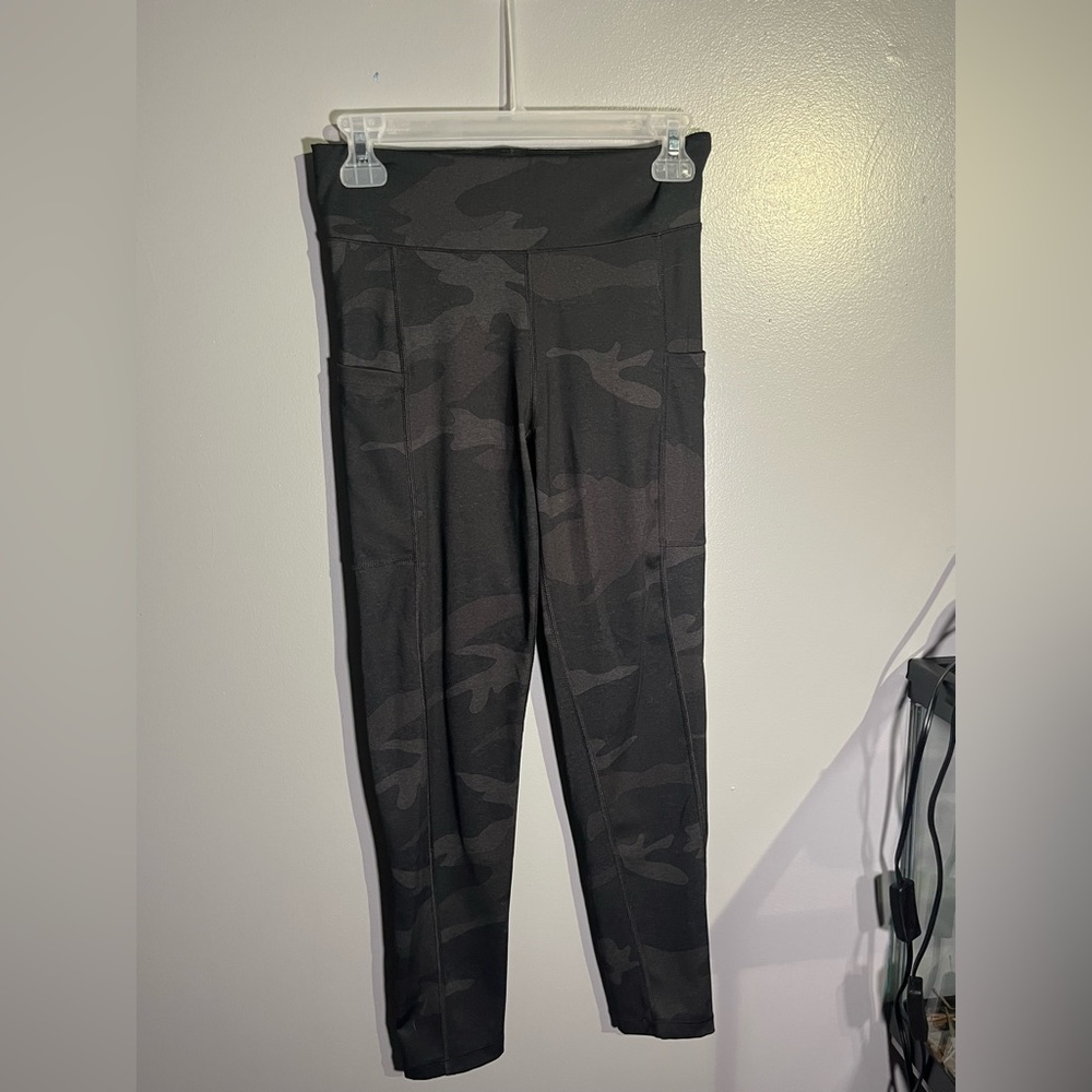Aeropostale | Leggings w/ Pockets | Black and Grey Camouflage | Size M